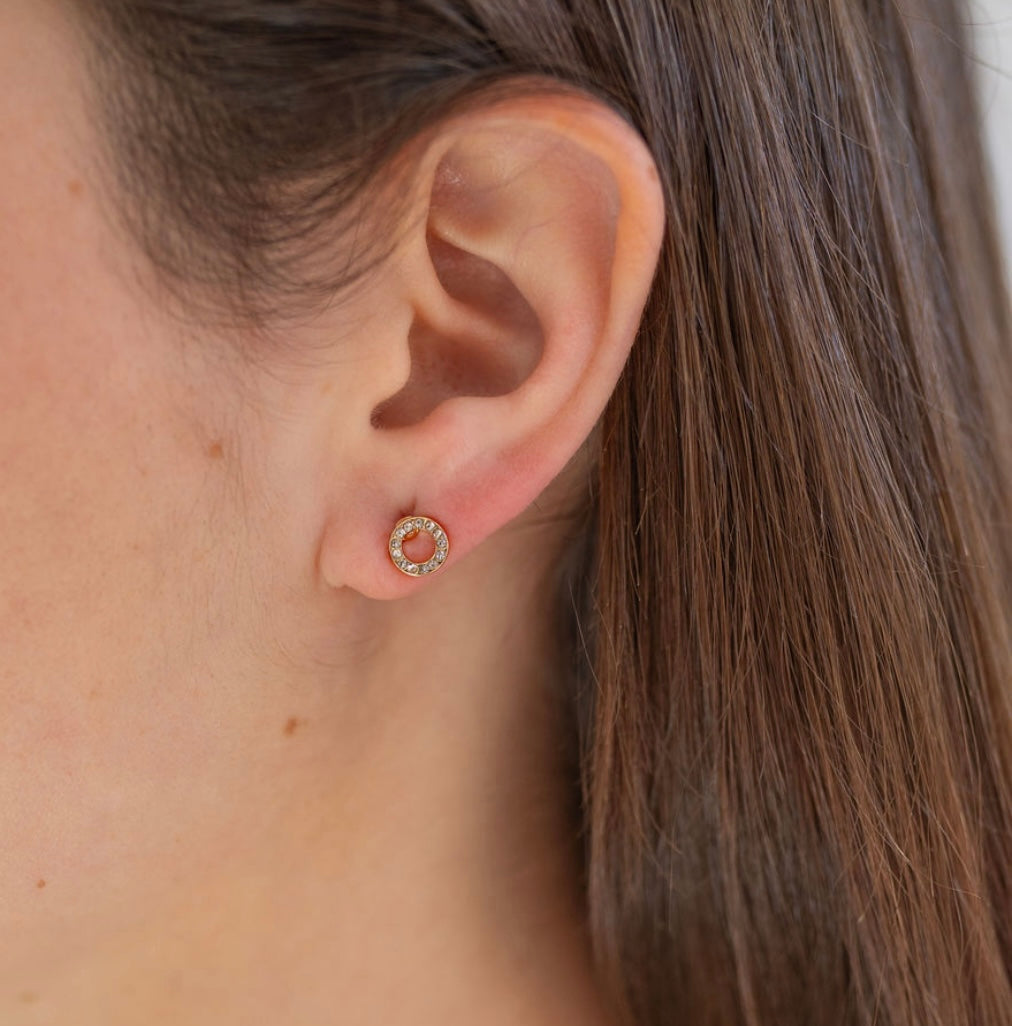 Picture of tiny wreath gold earring inlaid with diamonds.