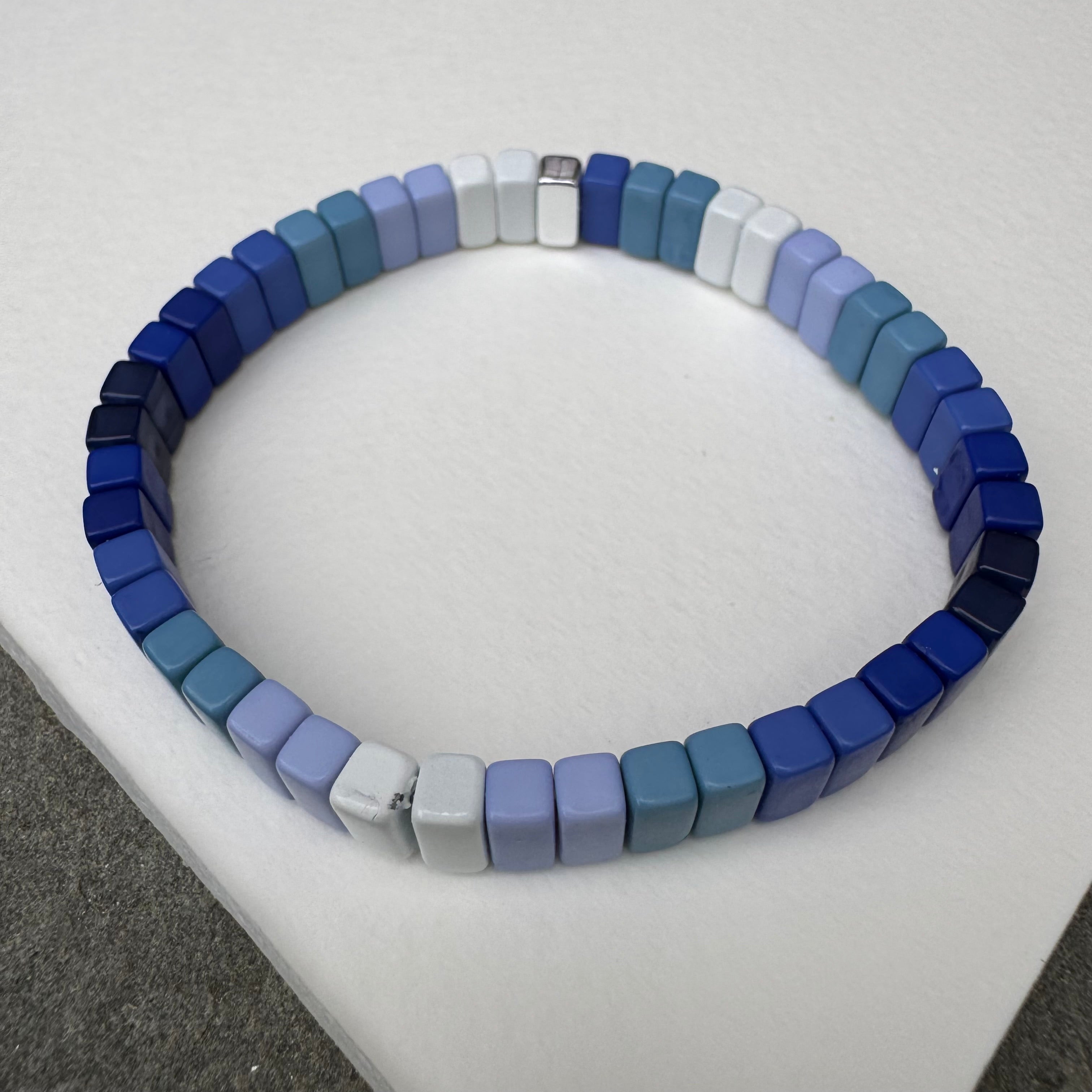 Picture of a blue ombre beaded bracelet
