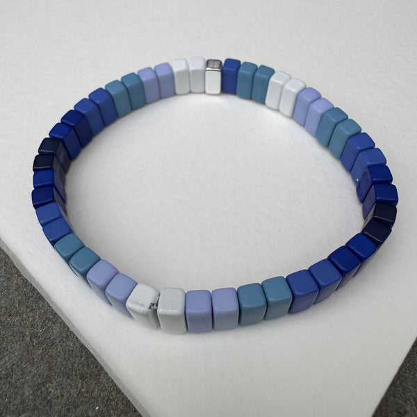 Picture of a blue ombre beaded bracelet